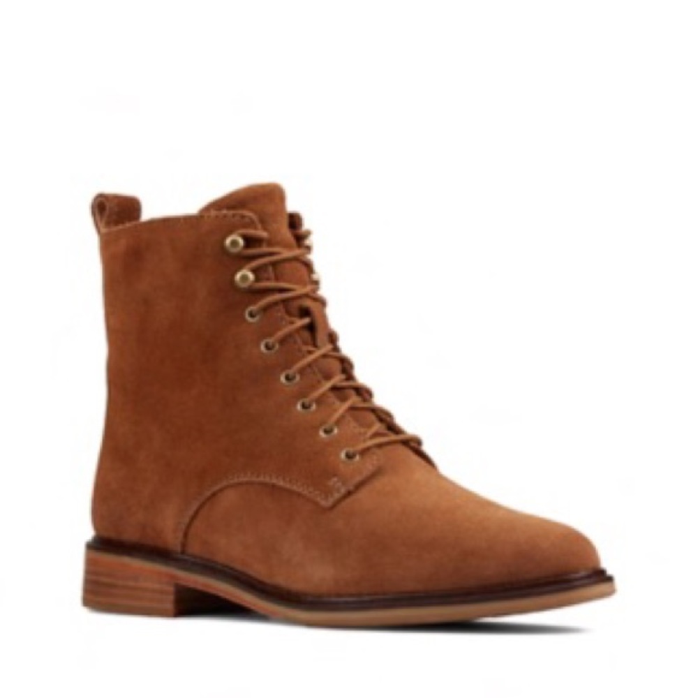 Clarks Clarkdale Lace Light Tan Warmlined Suede